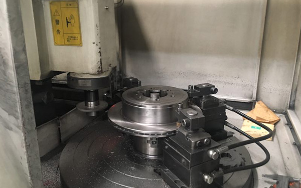 廠家生產(chǎn)設備：動平衡切削一體機